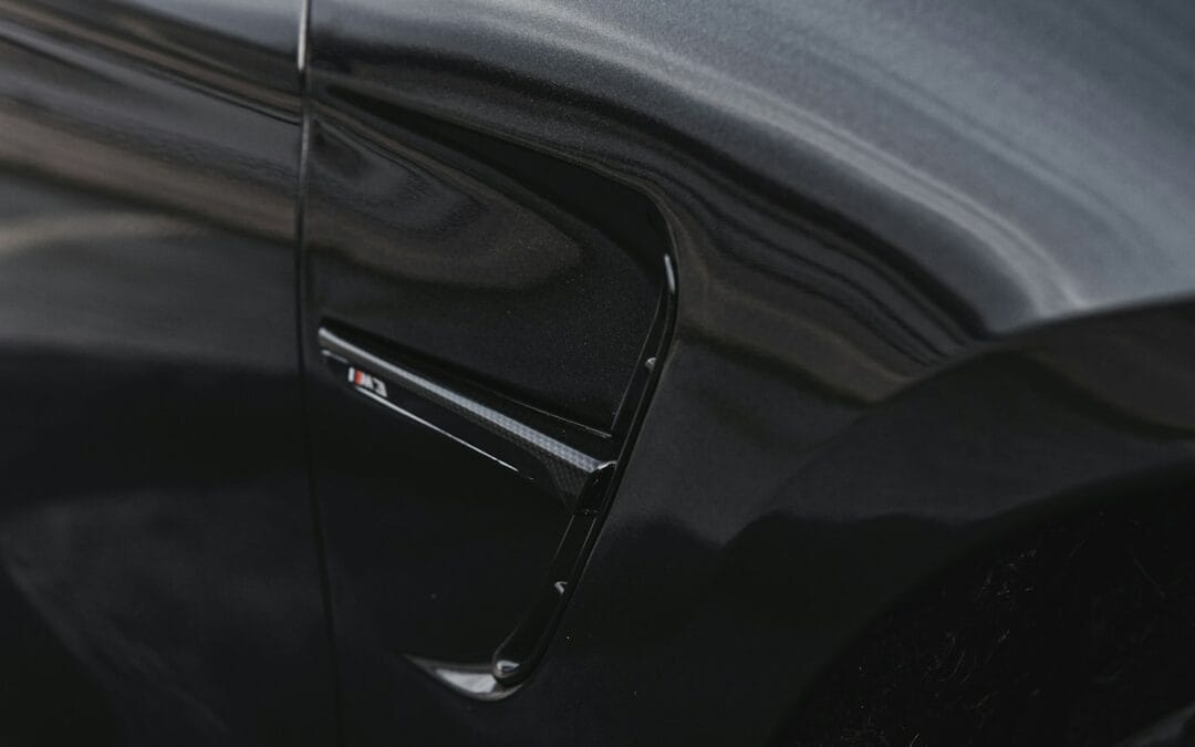 Auto nera con finitura mirror finish perfetta