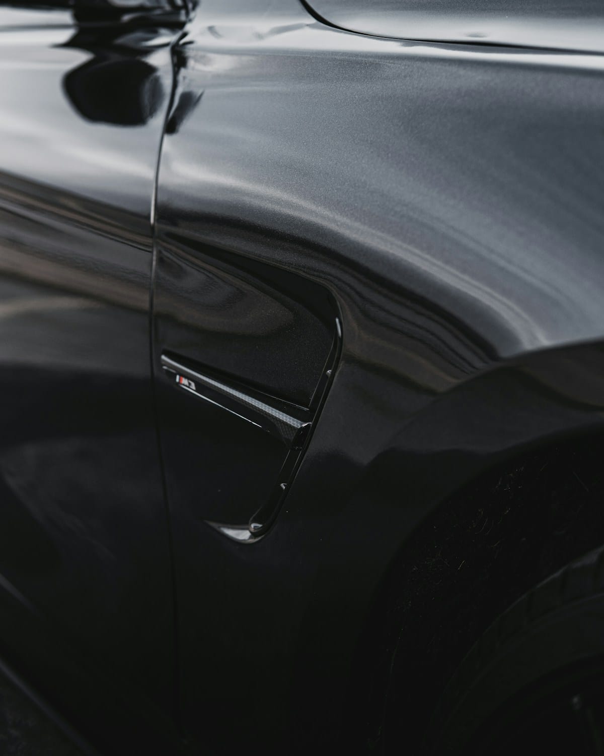 Auto nera con riflesso a specchio dopo trattamento nanotecnologico