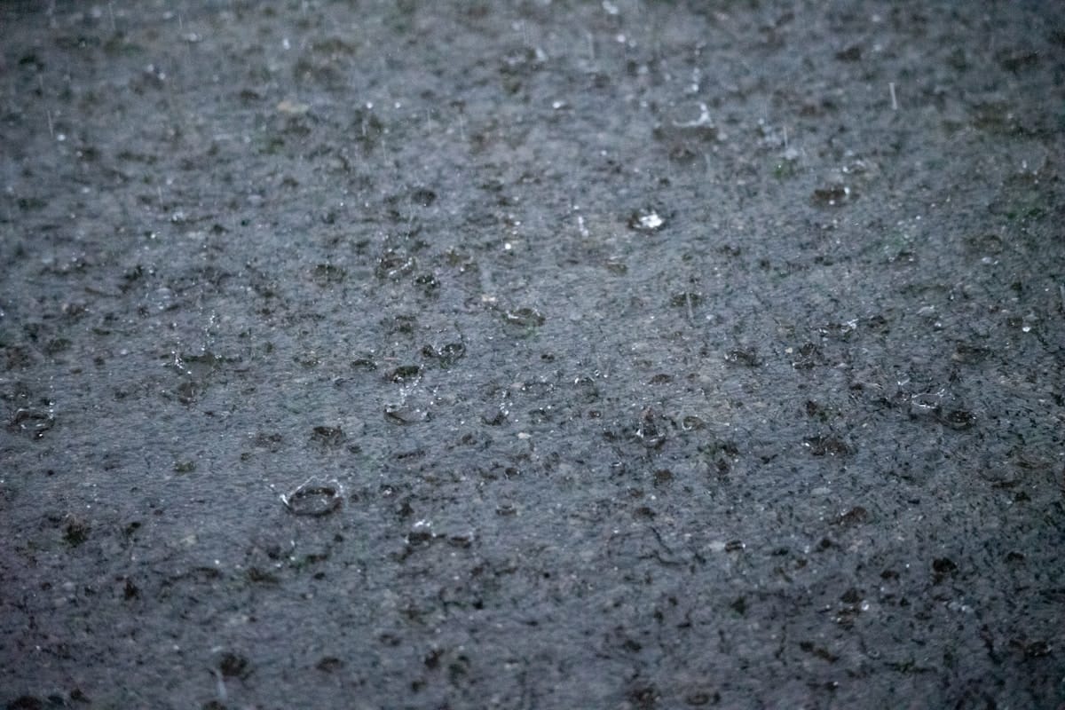 Gocce d'acqua sferiche su superficie trattata con nanotecnologia, effetto beading