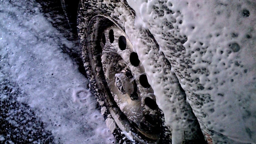 Lavaggio auto con schiuma di shampoo specifico
